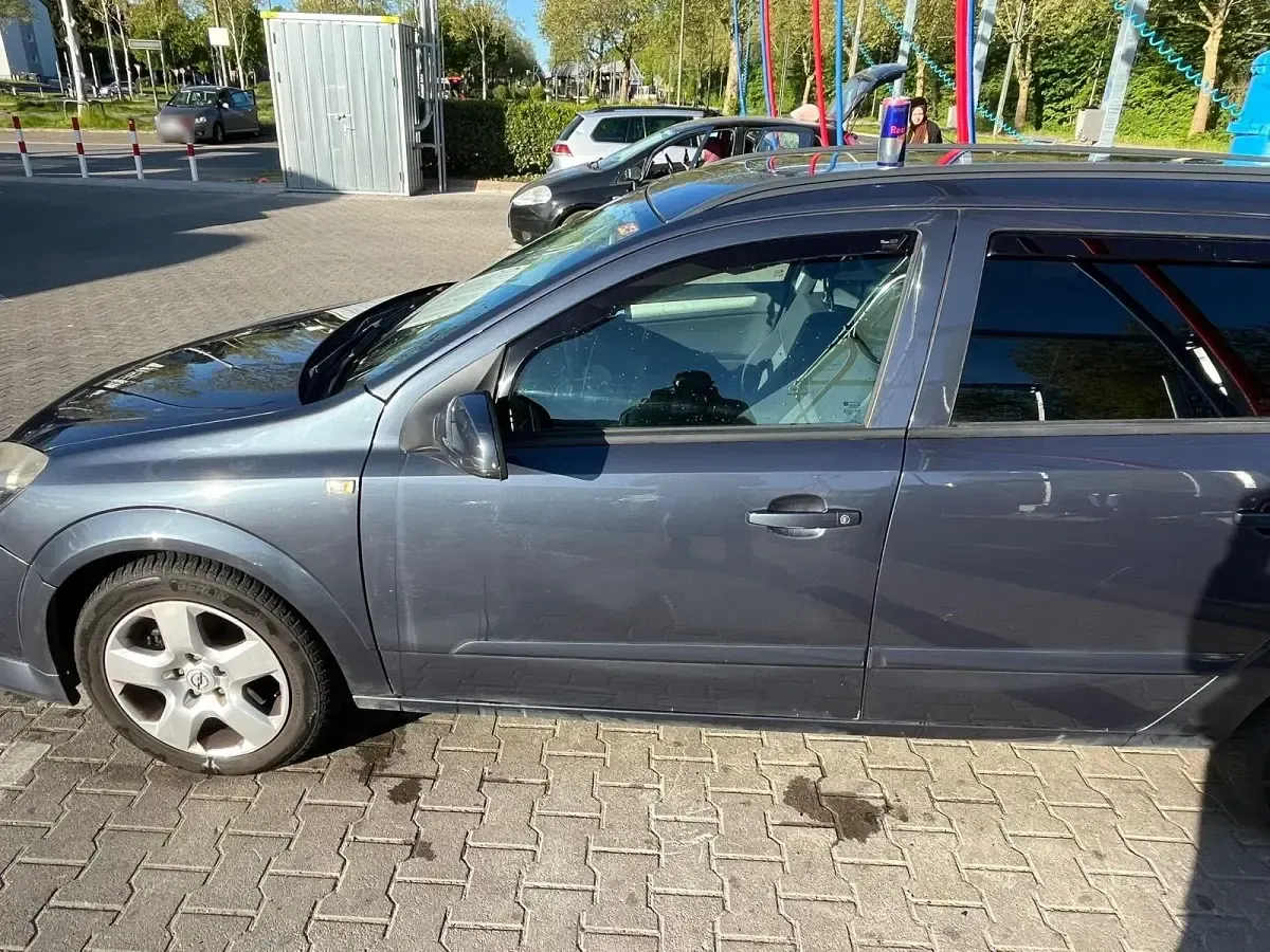 Usata Opel Astra 120 CV (88 kW) 2008 Andere farben Station wagon