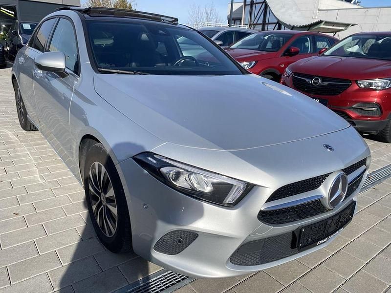 Iridiumsilber Gebraucht 2021 Mercedes A200 Limousine | 22.750 € (Fairer Preis) - Bild 1/4