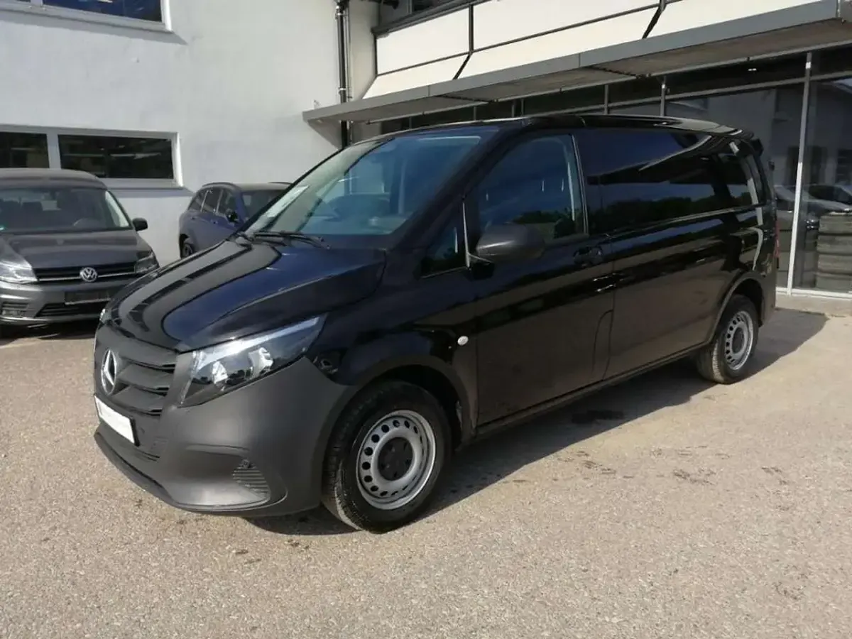 Gebraucht Mercedes Vito 163 PS (119 kW) 2024 Schwarz obsidianschwarz (metallic) Van