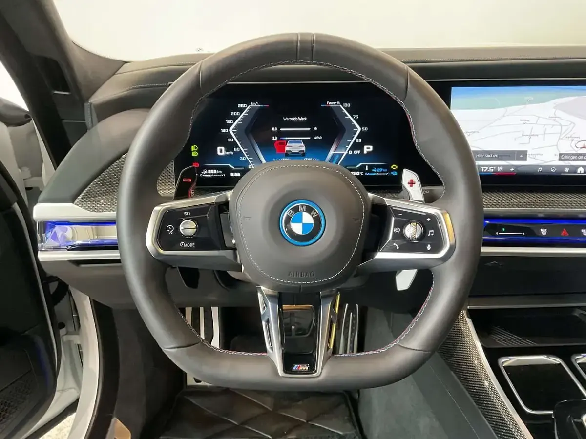 Gebraucht BMW M760e Sport Line 571 PS (419 kW) 2025 Weiß Limousine