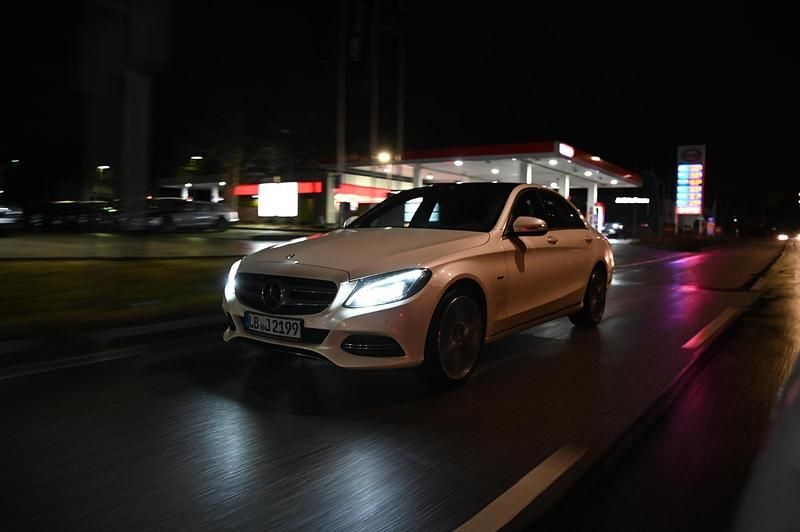 Weiß Gebraucht 2015 Mercedes C250 Edition 1 Limousine | 23.900 € (Teuer) - Bild 1/4