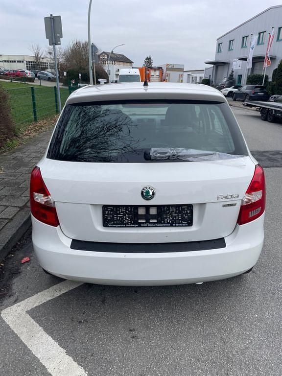 Gebraucht Skoda Fabia Ambiente 69 PS (50 kW) 2012 Weiß Limousine