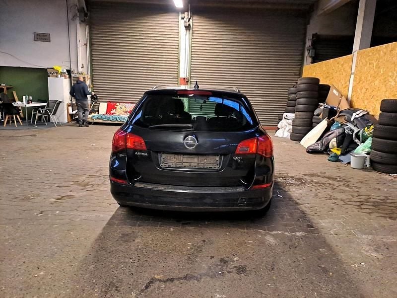 Second-hand Opel Astra 110 CP (80 kW) 2012 Negru Break