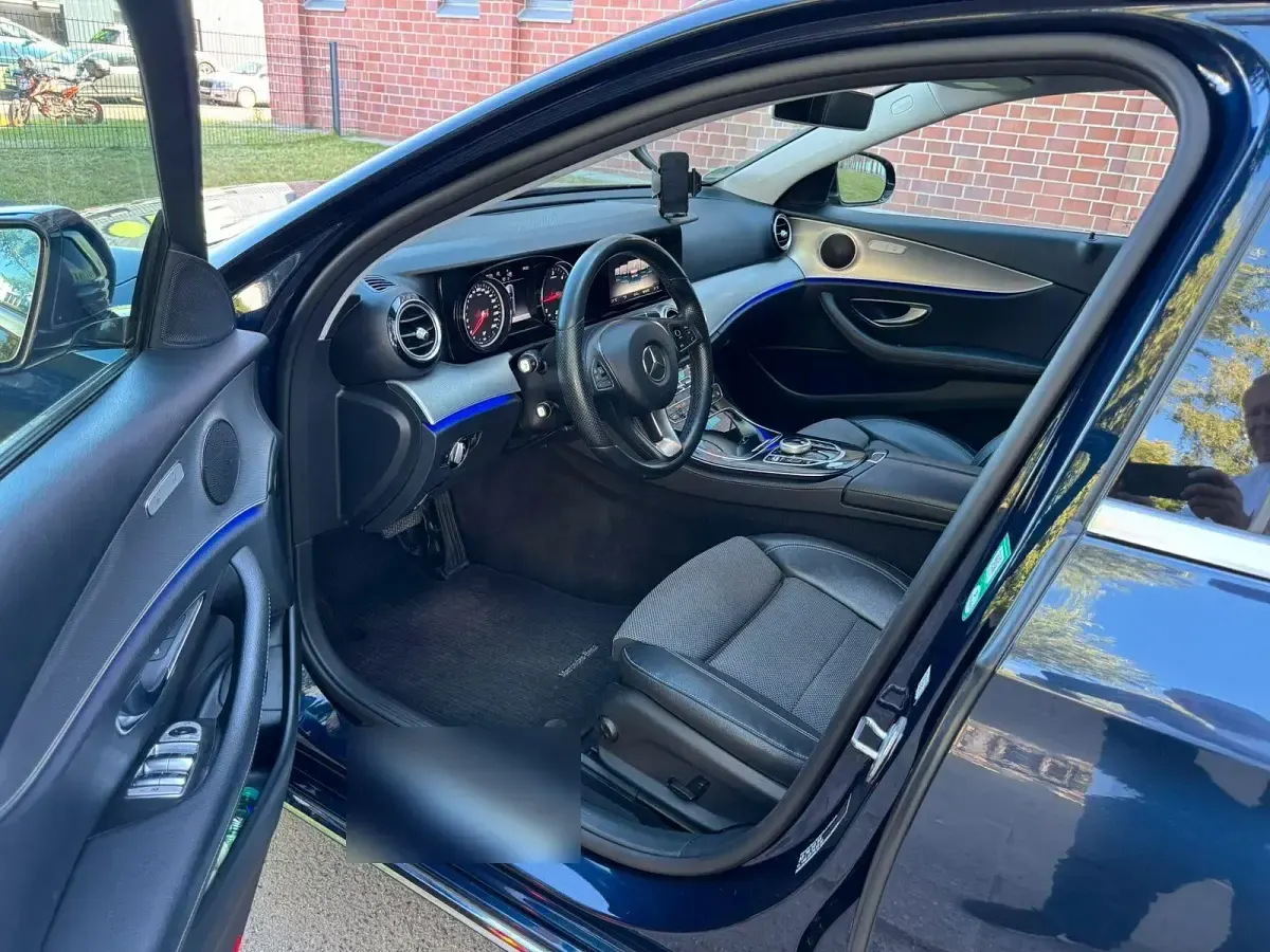 Gebraucht Mercedes E220 194 PS (142 kW) 2017 Blau Kombi