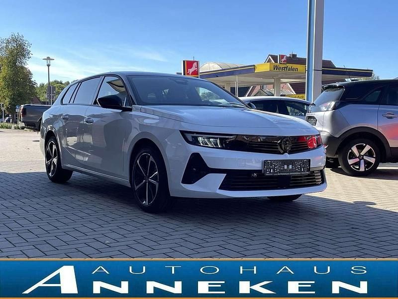 Neu Opel Astra 131 PS (96 kW) 2025 Arktis weiã / dach schwarz Kombi