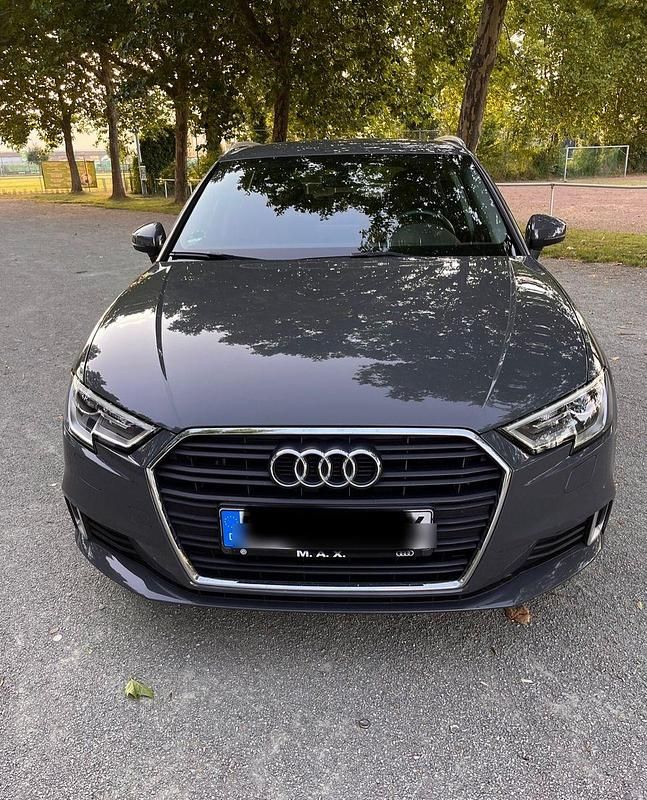 Grau Gebraucht 2019 Audi A3 Sportback Sport Limousine | 14.500 € (Guter Preis) - Bild 1/4