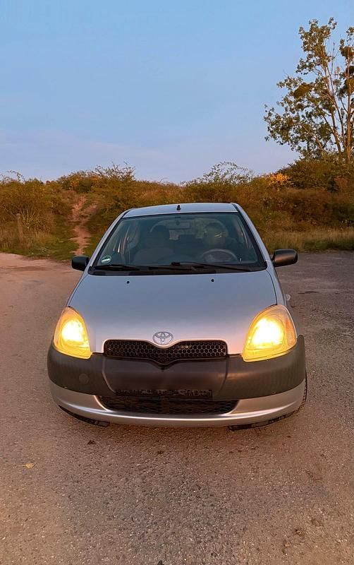 Silber Gebraucht 2002 Toyota Yaris Kleinwagen | 1.400 € (Fairer Preis) - Bild 1/4