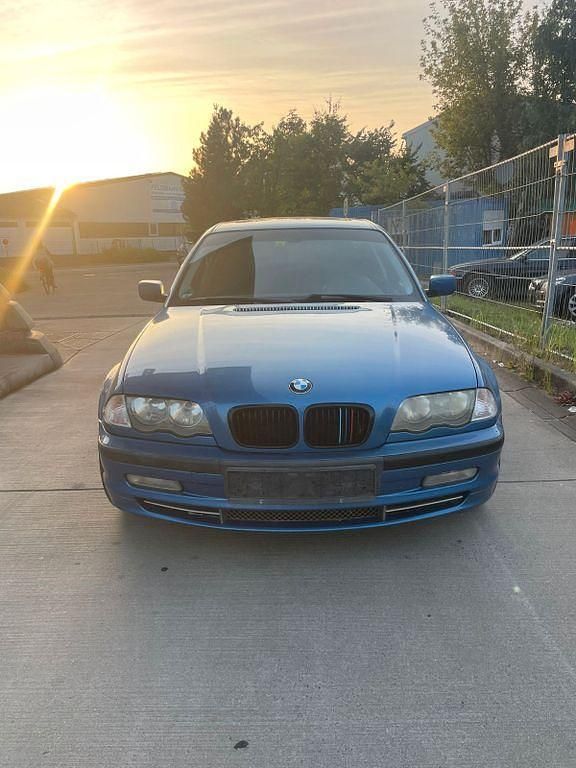 Blau Gebraucht 2000 BMW 330 Performance Limousine | 2.850 € - Bild 1/4