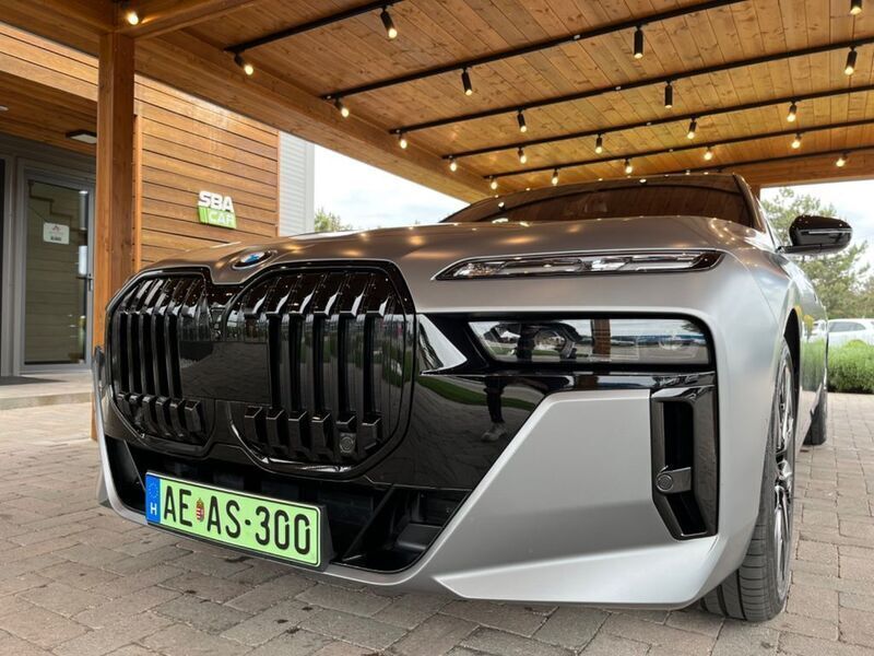 Grau Gebraucht 2023 BMW i7 M Sport Limousine | 129.000 € - Bild 1/4