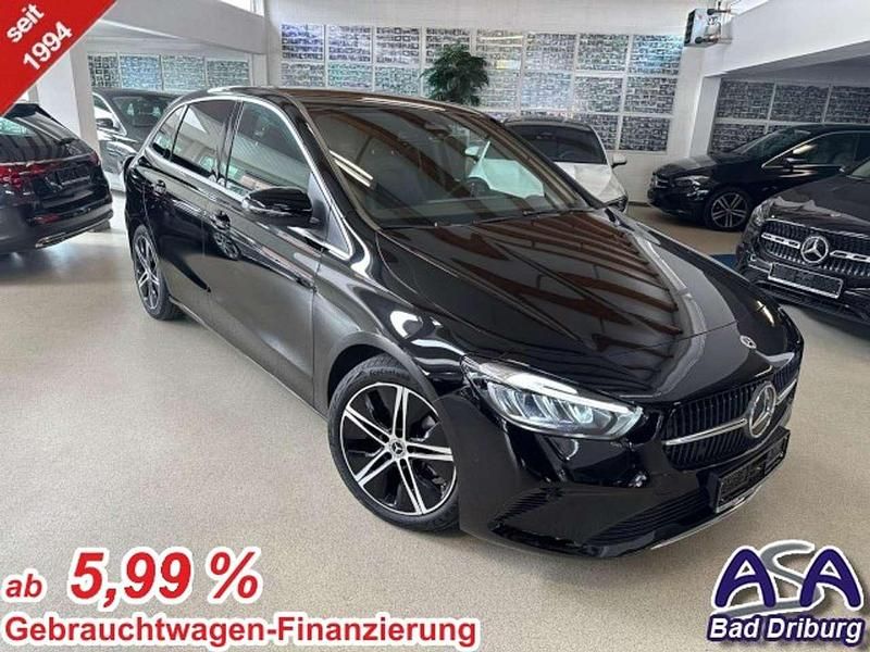 Nachtschwarz Gebraucht 2024 Mercedes B200 Advanced Plus Van / Kleinbus | 34.490 € (Teuer) - Bild 1/3