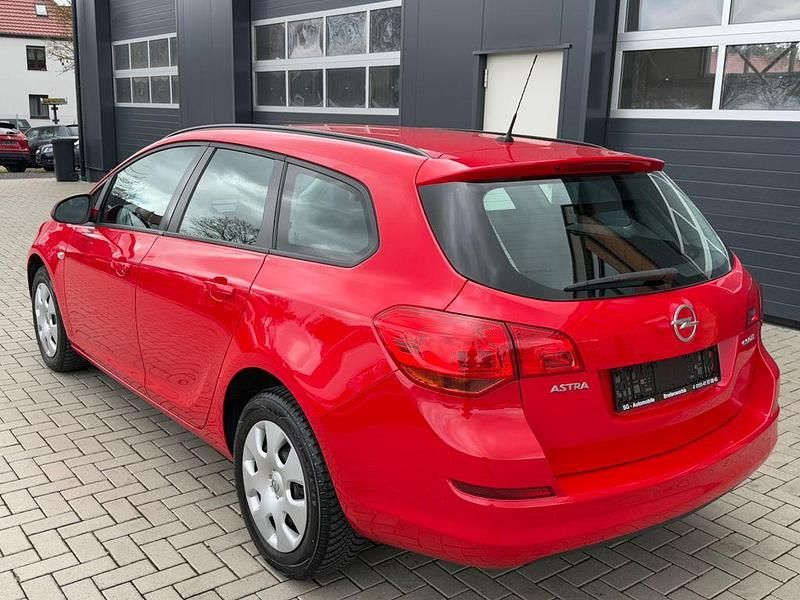 Gebraucht Opel Astra Selection 101 PS (74 kW) 2011 Rot Kombi