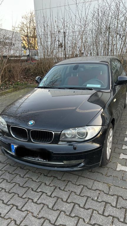 Schwarz Gebraucht 2011 BMW 116 Sport Line Kleinwagen | 1.900 € (Superpreis) - Bild 1/4