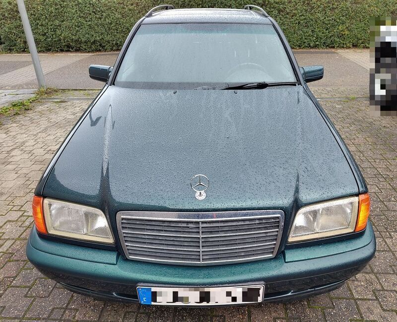 Grün Gebraucht 1997 Mercedes C250 Kombi | 9.999 € - Bild 1/4