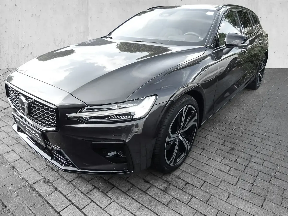 Gebraucht Volvo V60 Plus 197 PS (144 kW) 2023 Platinum grey / metallic Kombi