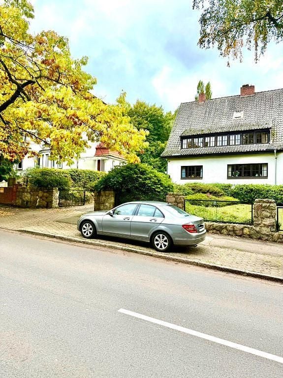 Grau Gebraucht 2012 Mercedes C200 Limousine | 8.900 € (Fairer Preis) - Bild 1/4
