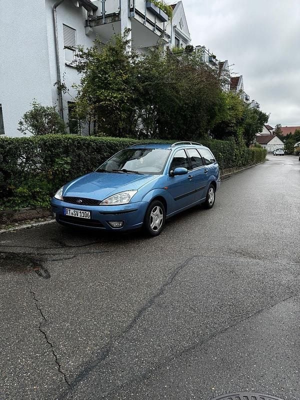 Blau Gebraucht 2002 Ford Focus Ambiente Kombi | 1.000 € (Fairer Preis) - Bild 1/4