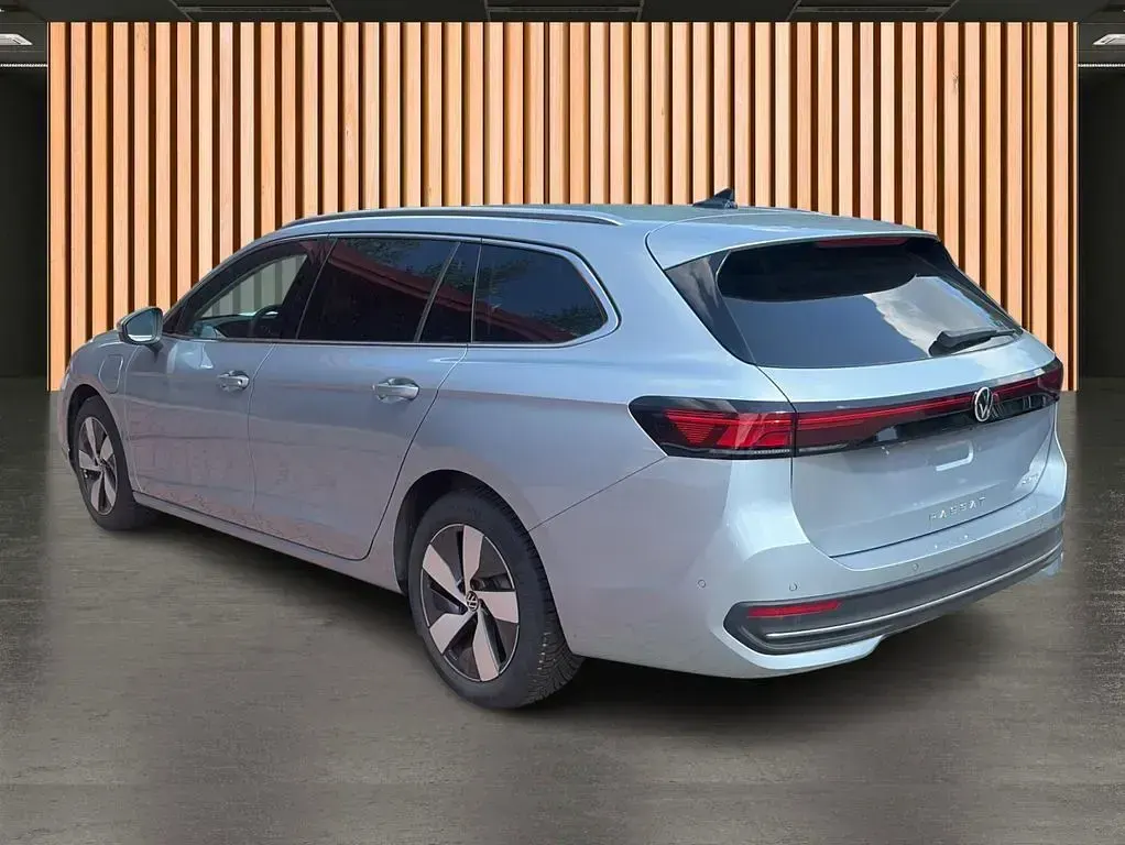 Gebraucht VW Passat 204 PS (150 kW) 2025 Silber silber (metallic) Kombi