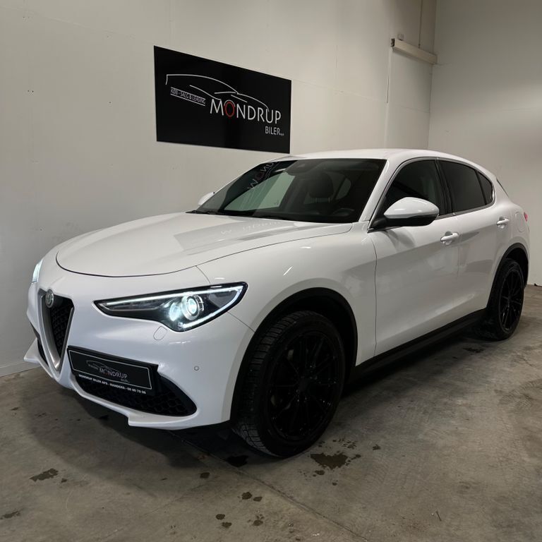Gebraucht 2017 Alfa Romeo Stelvio Super SUV | 17.875 € - Bild 1/4