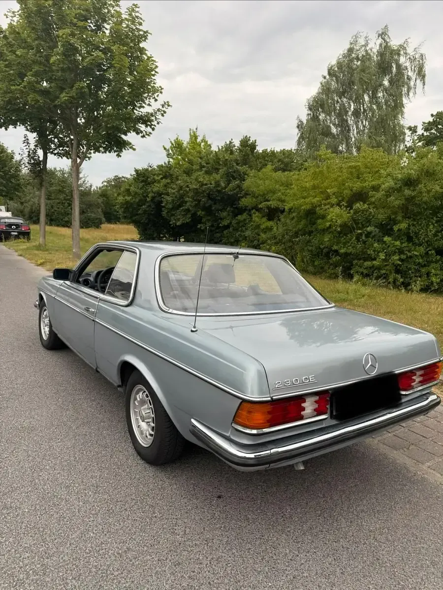 Gebraucht Mercedes 230 136 PS (100 kW) 1981 Blau Coupé