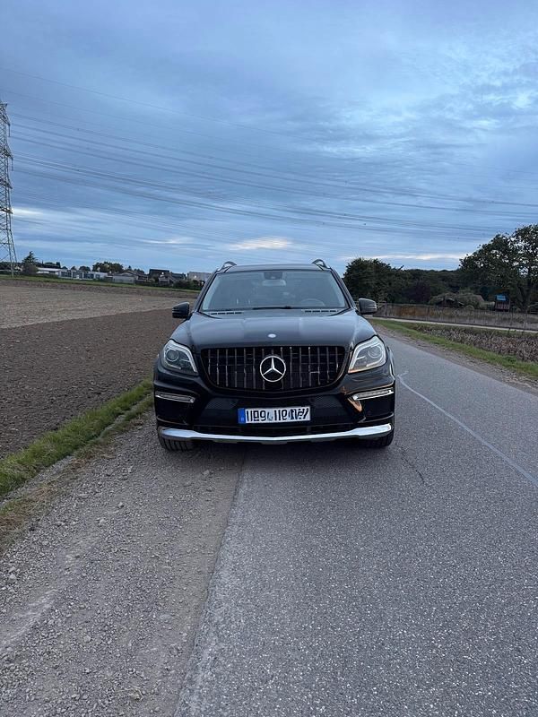 Schwarz Gebraucht 2013 Mercedes GL550 SUV | 34.899 € - Bild 1/4