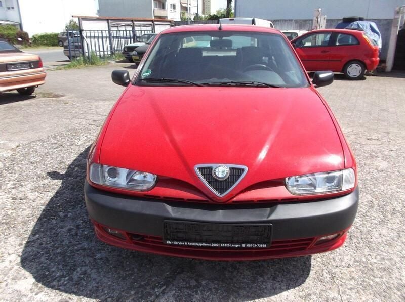 Rot Gebraucht 1998 Alfa Romeo 146 Limousine | 1.300 € - Bild 1/4