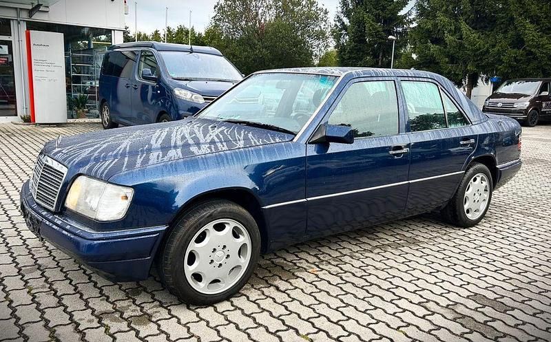 Blau Gebraucht 1995 Mercedes E200 Limousine | 10.990 € - Bild 1/4