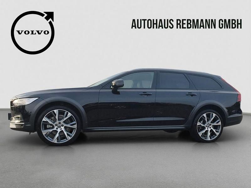 Gebraucht Volvo V90 CC Ultimate 235 PS (172 kW) 2023 Onyx black / metallic Kombi
