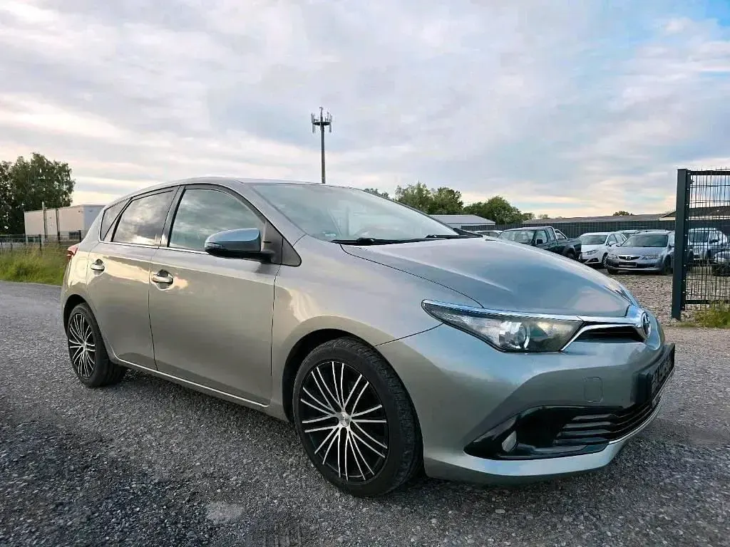 Gebraucht Toyota Auris 111 PS (81 kW) 2015 Silber Limousine