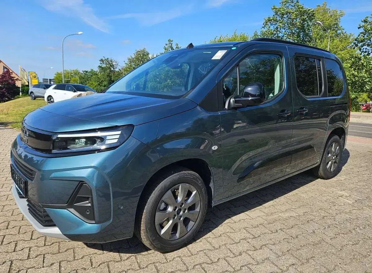 Neu Opel Combo Life 131 PS (96 kW) 2026 Kiama blau Kombi
