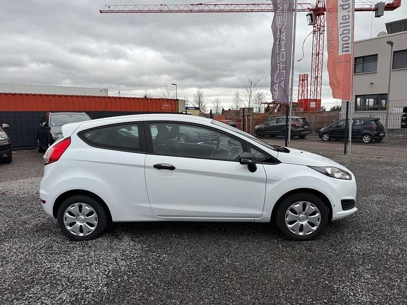 Gebraucht Ford Fiesta Ambiente 60 PS (44 kW) 2014 Weiß Kleinwagen