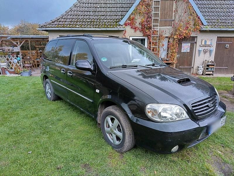 Schwarz Gebraucht 2003 Kia Carnival 2 Van / Kleinbus | 800 € (Superpreis) - Bild 1/4