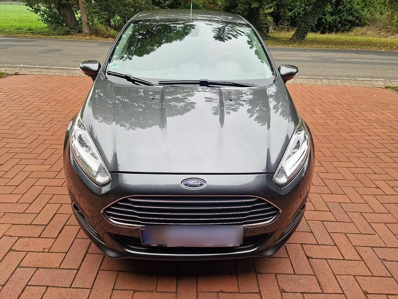 Grau Gebraucht 2017 Ford Fiesta Titanium Kleinwagen | 7.400 € (Guter Preis) - Bild 1/4