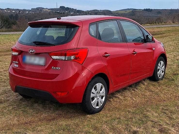 Gebraucht Hyundai ix20 90 PS (66 kW) 2014 Rot Kleinwagen