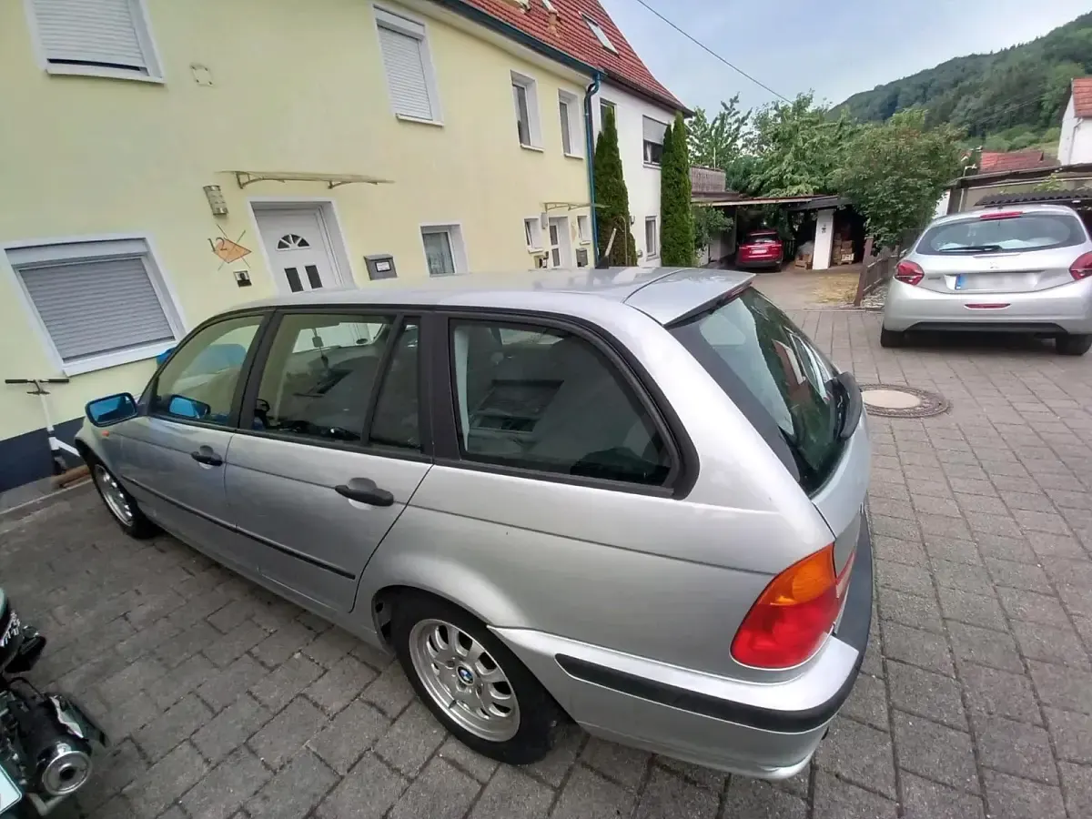 Gebraucht BMW 318 143 PS (105 kW) 2002 Silber Kombi