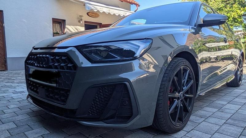 Grau Gebraucht 2022 Audi A1 Sportback Competition Kleinwagen | 25.000 € (Guter Preis) - Bild 1/4