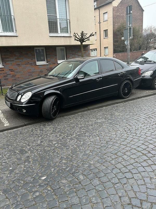 Schwarz Gebraucht 2004 Mercedes E270 Limousine | 4.800 € (Etwas zu teuer) - Bild 1/4