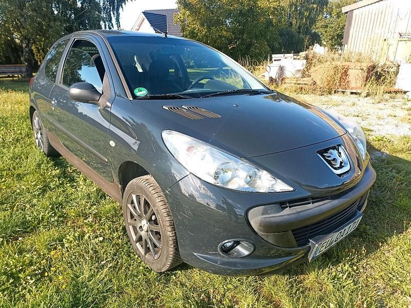 Grau Gebraucht 2009 Peugeot 206+ Kleinwagen | 2.399 € (Fairer Preis) - Bild 1/4