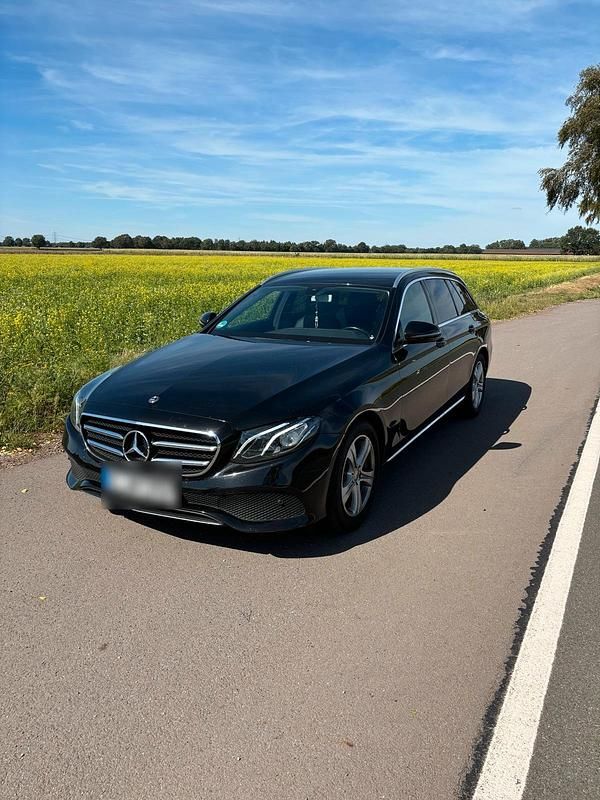 Schwarz Gebraucht 2019 Mercedes E220 Kombi | 25.000 € (Fairer Preis) - Bild 1/4