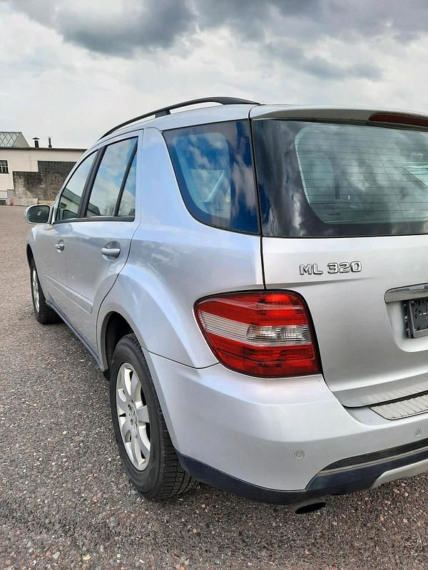 Gebraucht Mercedes ML320 245 PS (180 kW) 2005 Silber SUV