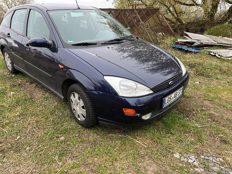 Second-hand Ford Focus Trend 101 CP (74 kW) 2000 Albastru Berlinǎ