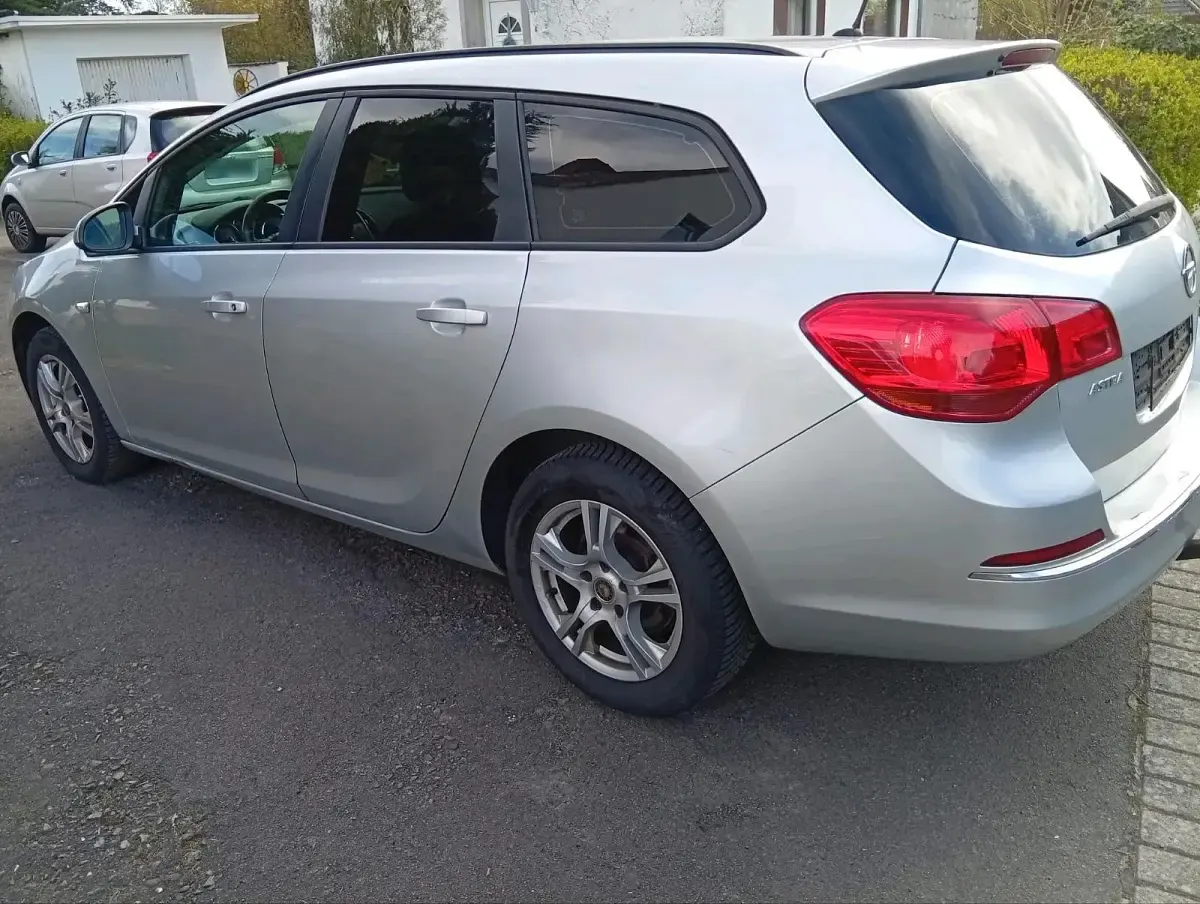 Gebraucht Opel Astra 110 PS (80 kW) 2013 Grau Kombi