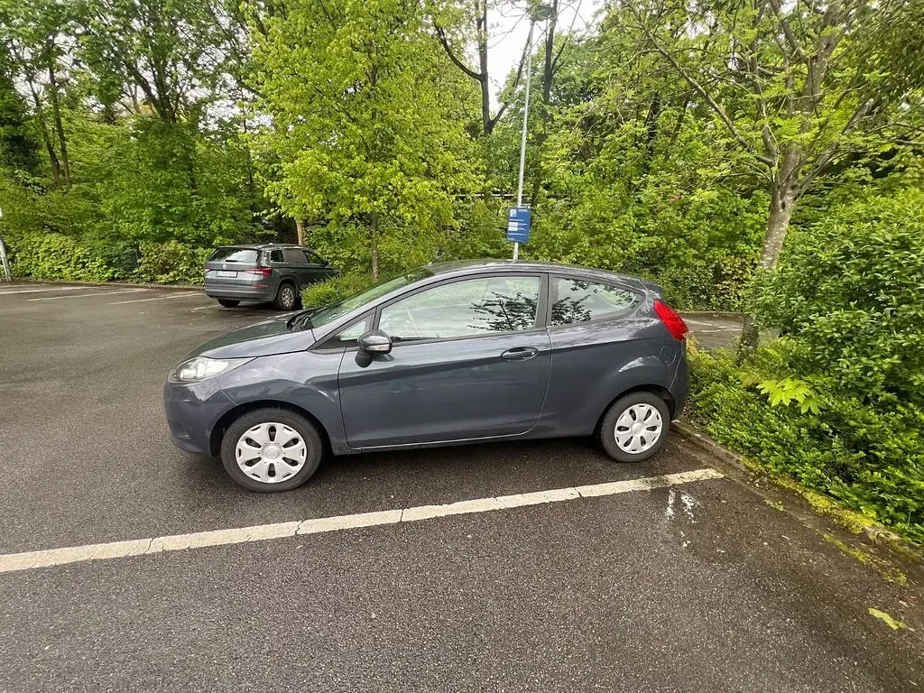 Gebraucht Ford Fiesta 60 PS (44 kW) 2010 Grau Limousine