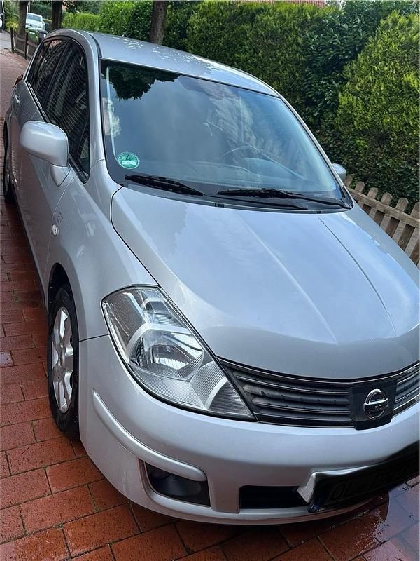 Grau Gebraucht 2008 Nissan Tiida Limousine | 2.300 € - Bild 1/4