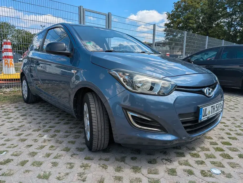 Gebraucht Hyundai i20 86 PS (63 kW) 2013 Blau Kleinwagen