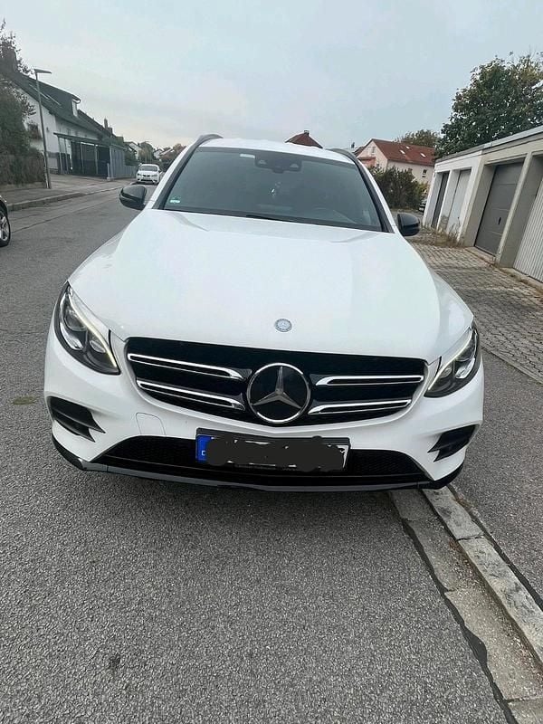 Weiß Gebraucht 2015 Mercedes GLC250 AMG line SUV | 20.490 € (Fairer Preis) - Bild 1/4