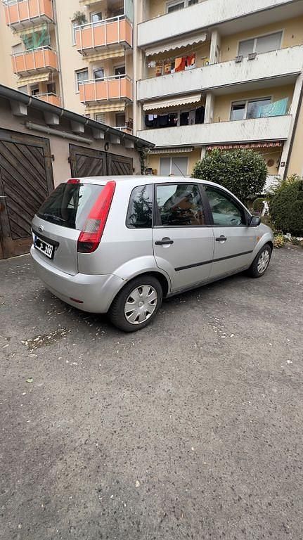 Gebraucht Ford Fiesta Ambiente 60 PS (44 kW) 2005 Silber Kleinwagen