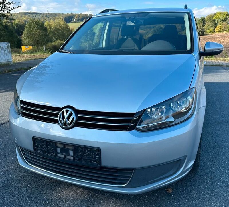 Silber Gebraucht 2011 VW Touran Comfortline Van / Kleinbus | 9.900 € (Teuer) - Bild 1/4