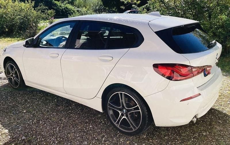 Weiß Gebraucht 2021 BMW 118 Kleinwagen | 17.190 € (Guter Preis) - Bild 1/4