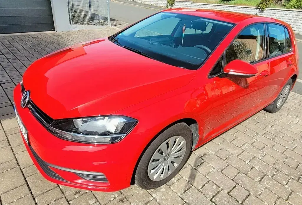Gebraucht VW Golf VII Trendline 110 PS (80 kW) 2018 Rot Limousine