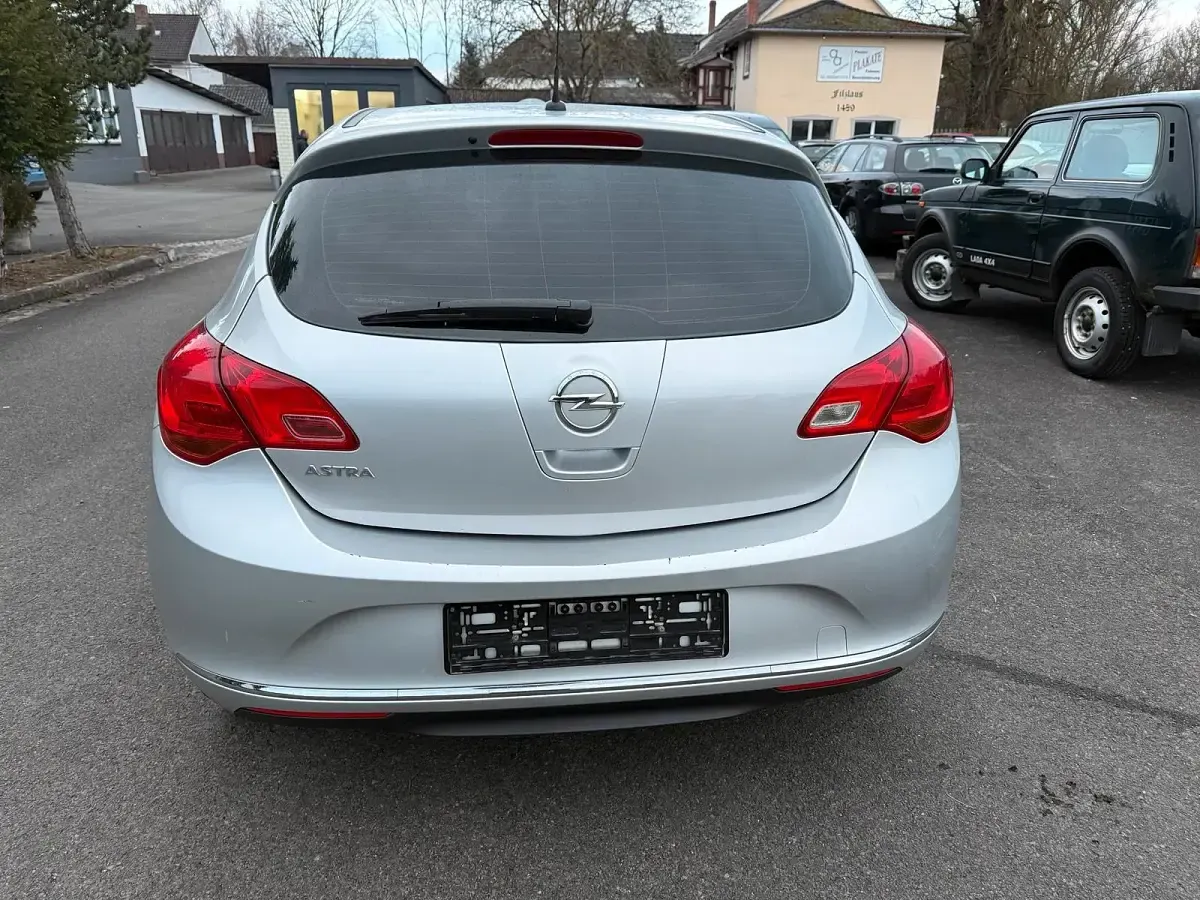 Używany Opel Astra Selection 101 KM (74 kW) 2014 Srebrny Sedan/Limuzyna
